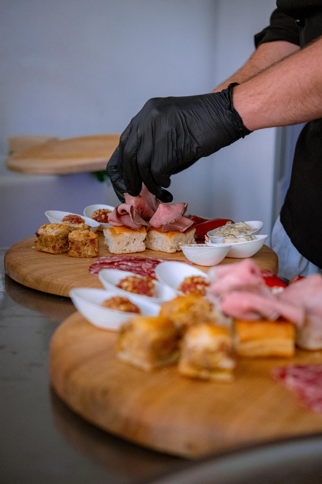 Preparazione tagliere in cucina – Ristorante Caprera 1883 Torino
